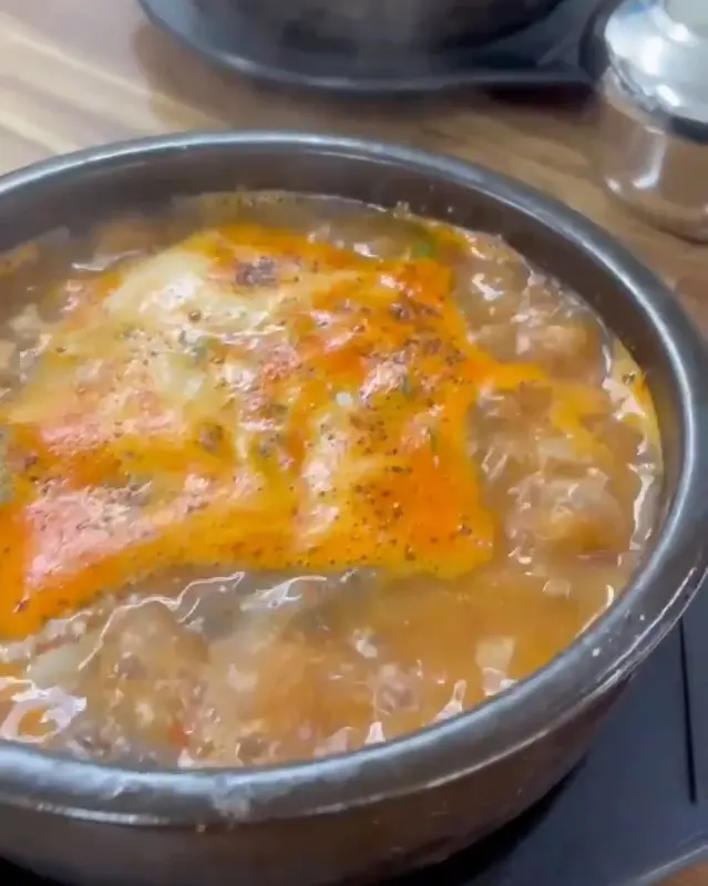 뚝배기에 담겨져 나오는 순대국