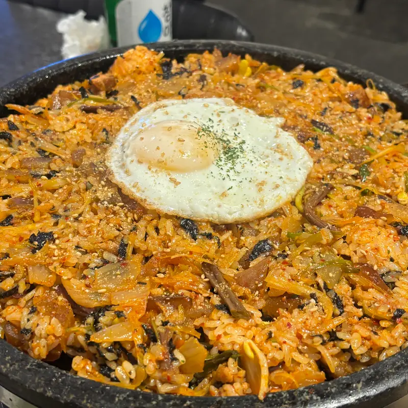 돌판 위에 올려진 볶음밥