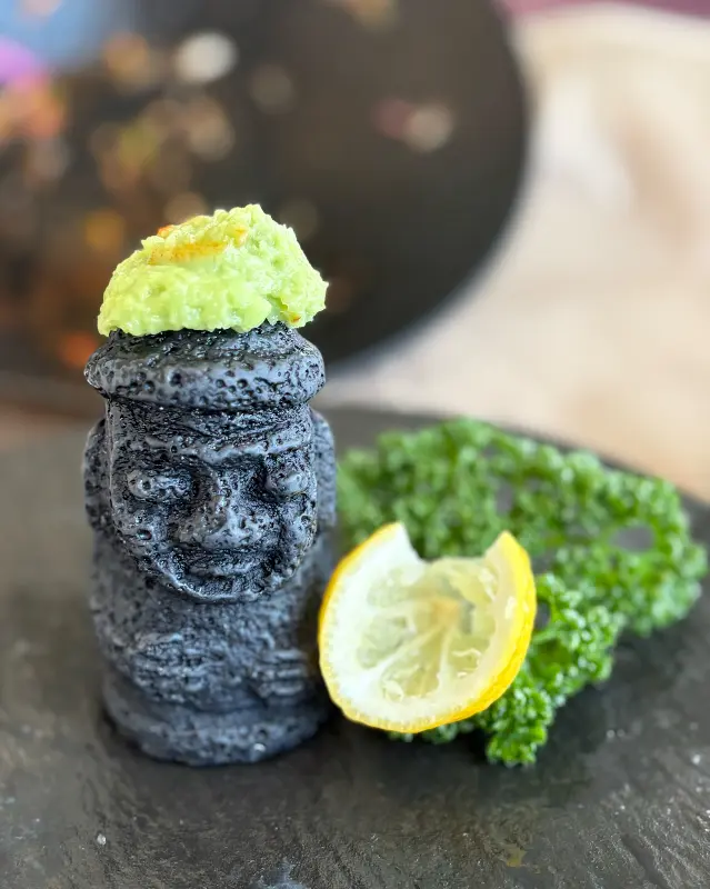 돌하르방 머리 위에 와사비 모자를 쓴 위트있는 플레이팅