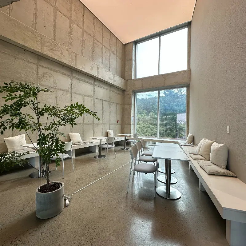 카페 내부 공간