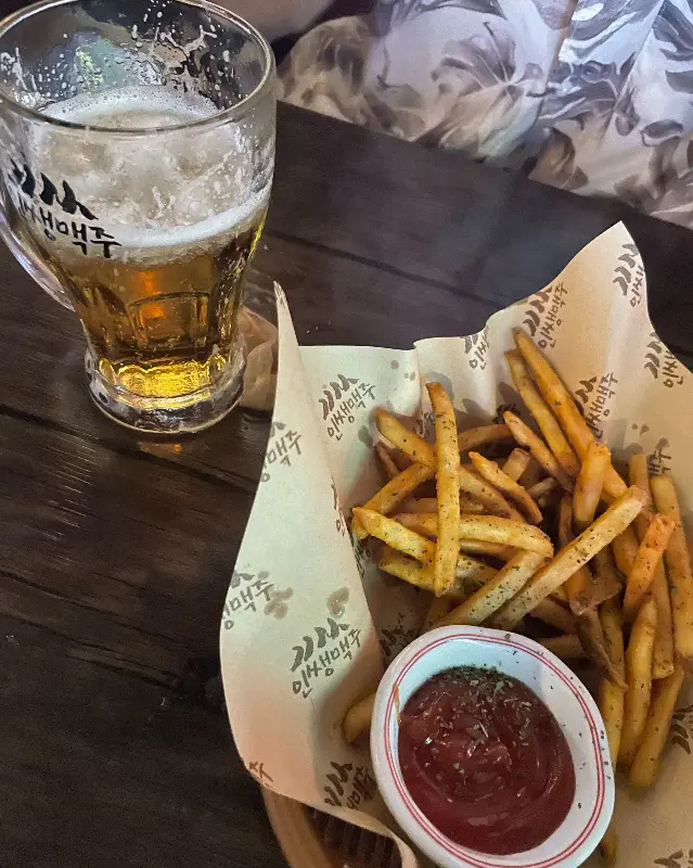 시원한 맥주와 감자튀김