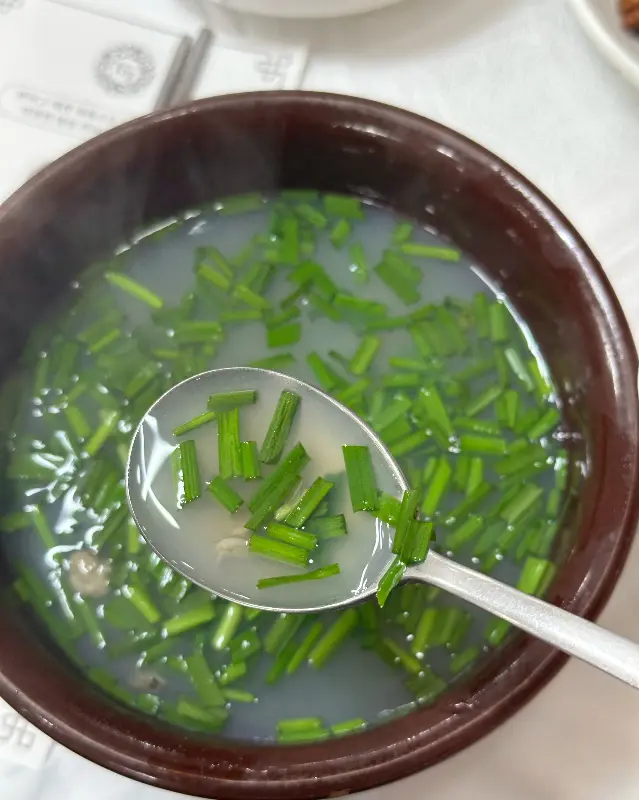 부추가 듬뿍 올려진 뽀얀 재첩국