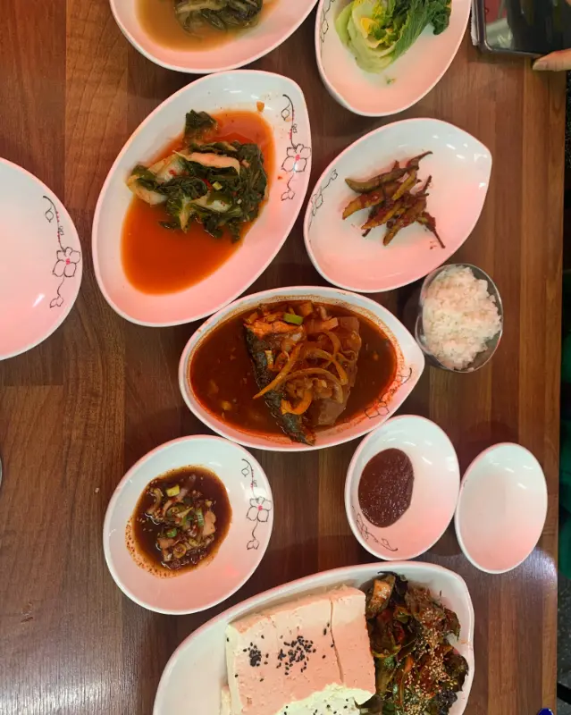 다채로운 밑반찬 구성