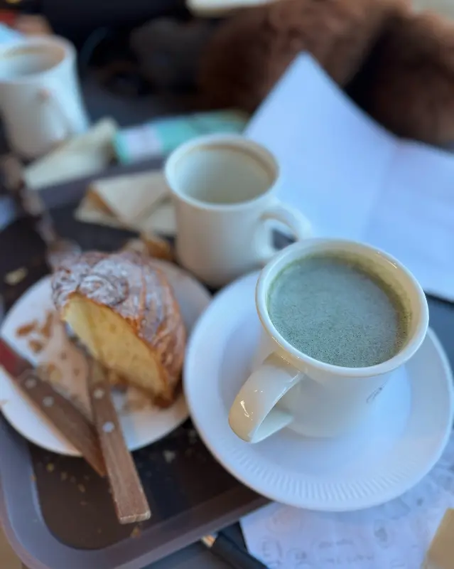 맛있는 빵과 음료