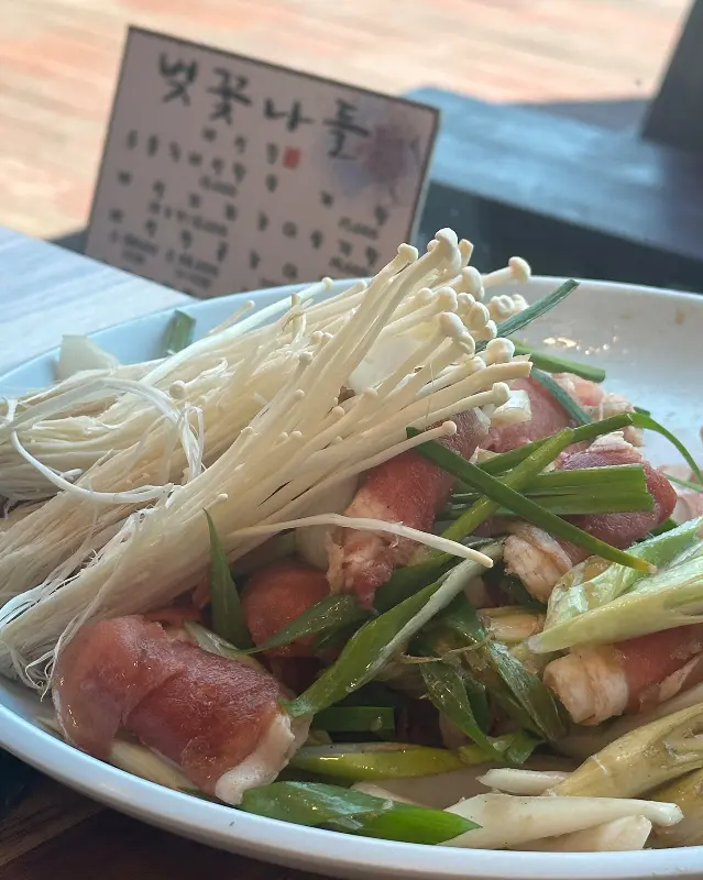 버섯과 고기가 가득한 모습