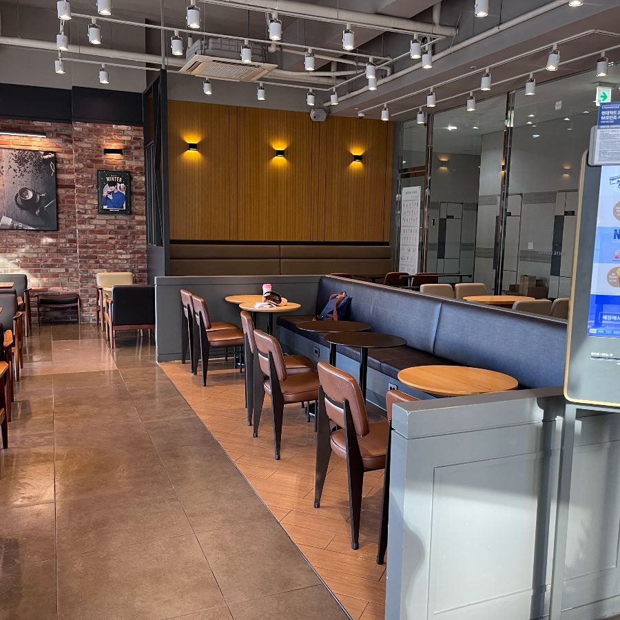 깔끔하고 넓은 이디야 내부