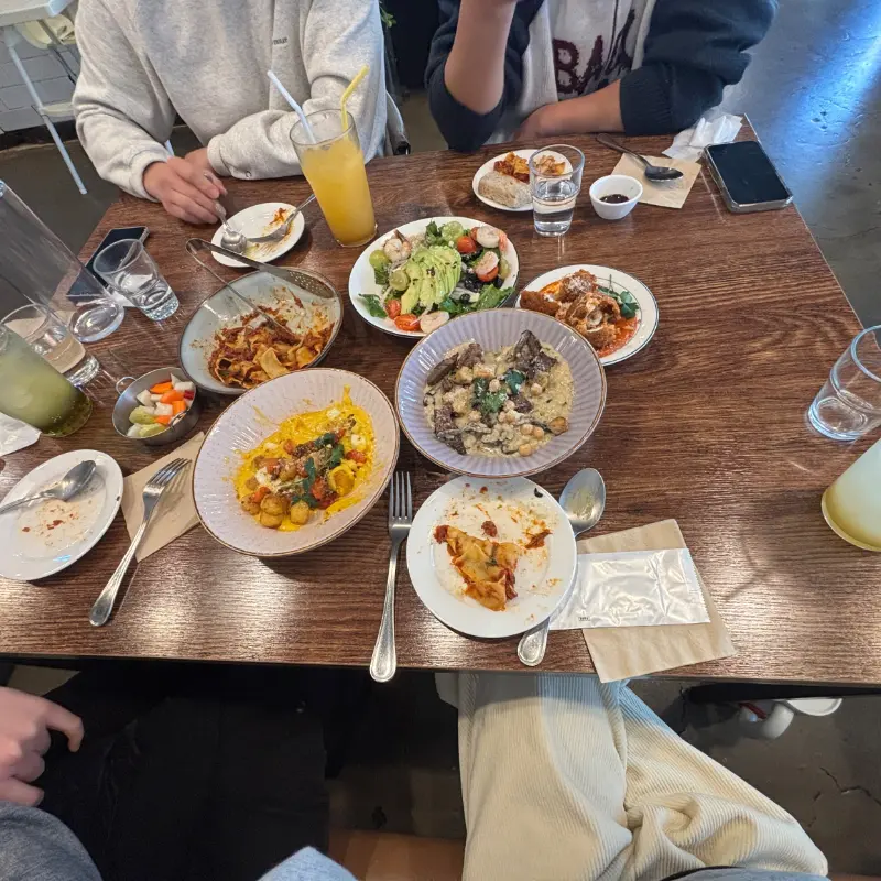 다양한 메뉴를 즐기는 사람들