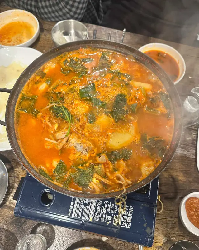 푸짐한 양과 얼큰한 국물이 매력적인 매운탕