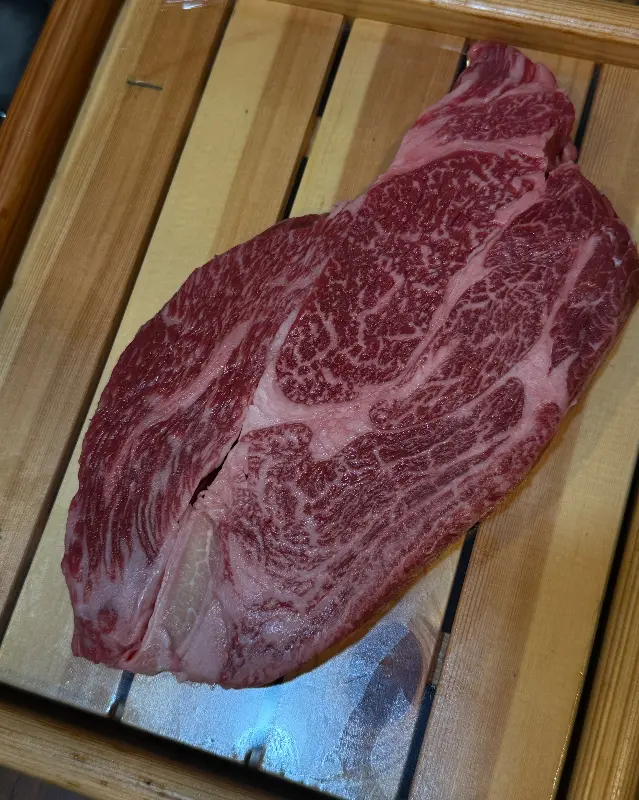 육즙 가득한 한우 한 점