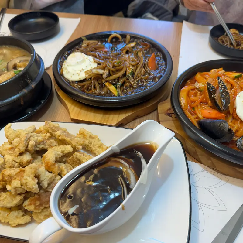 돌판짜장과 탕수육, 짬뽕이 놓인 테이블 사진