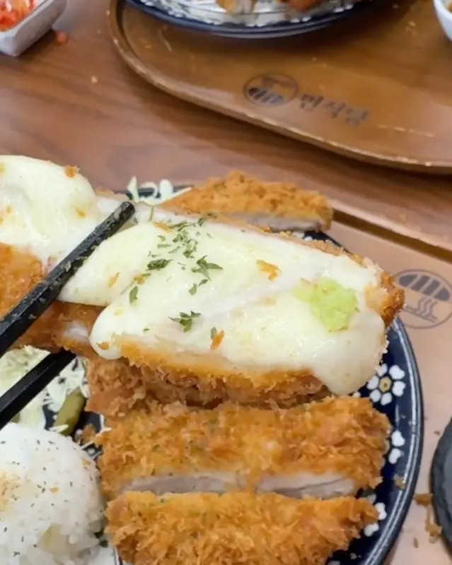 모짜렐라 치즈가 듬뿍 덮인 치즈 돈까스