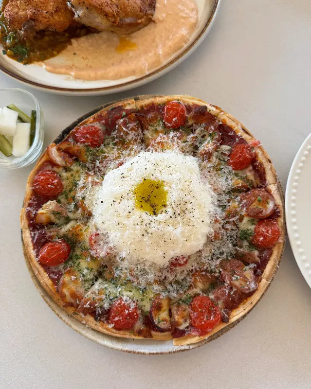 테이블 위 음식 전체샷