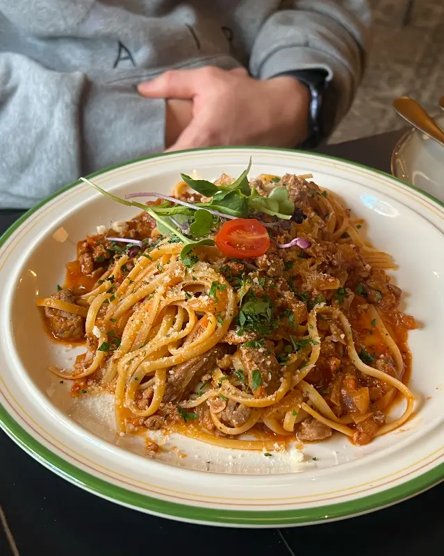 미트소스가 듬뿍 올라간 파스타