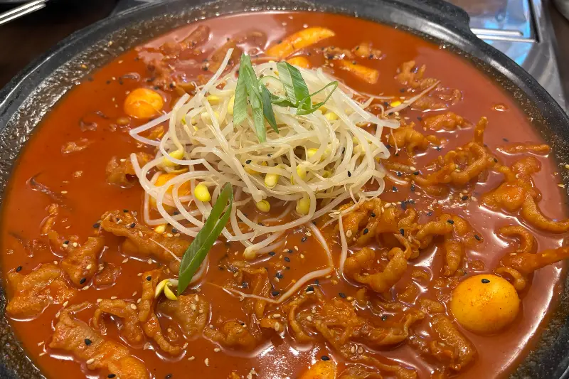 매콤한 국물 닭발의 클로즈업