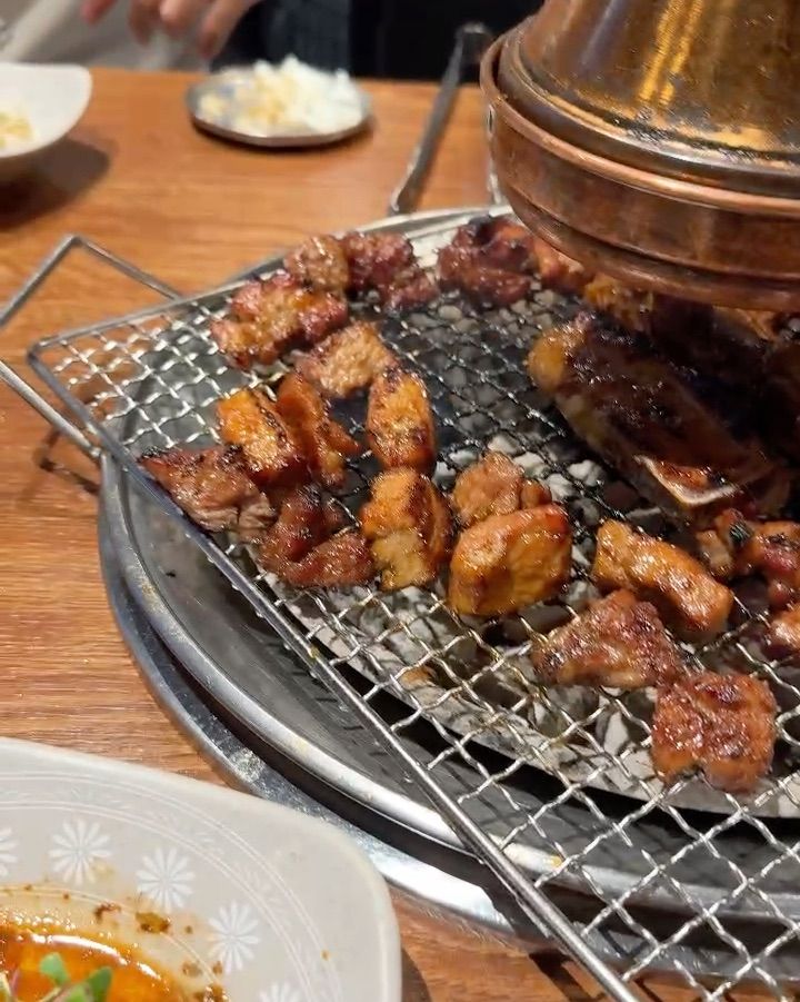 숯불에 구워진 갈비