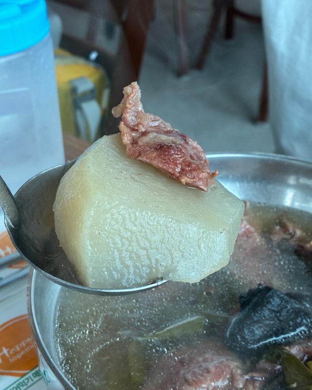 국자로 뜬 능이소고기국 속 큼지막한 무와 소고기