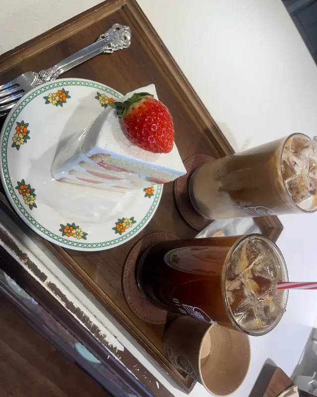 케이크와 음료가 담긴 쟁반
