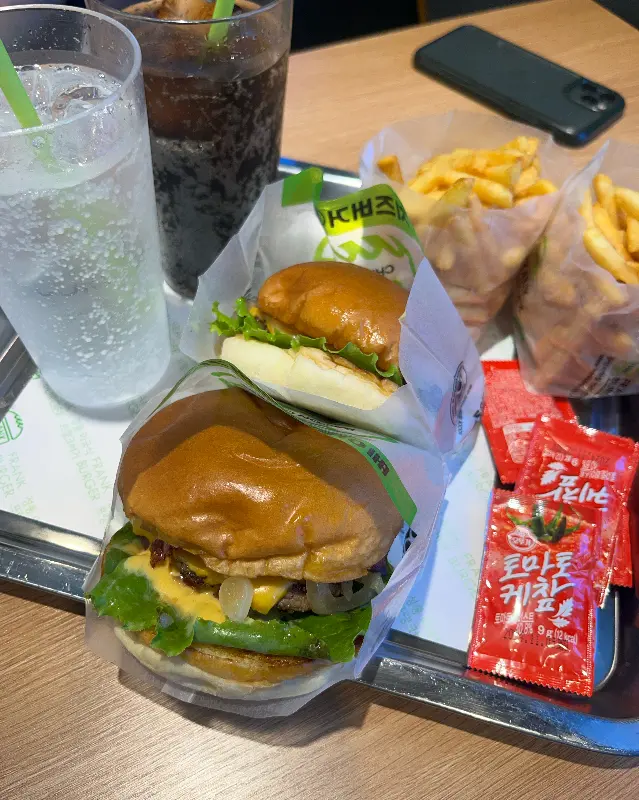 탄산 음료와 햄버거 세트