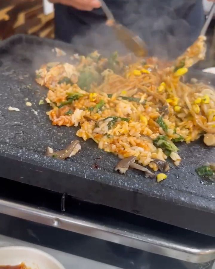 볶음밥이 만들어지는 과정