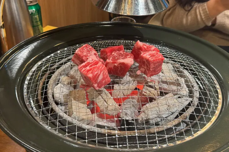 숯불 위에서 맛있게 구워지고 있는 큐브 눈꽃살