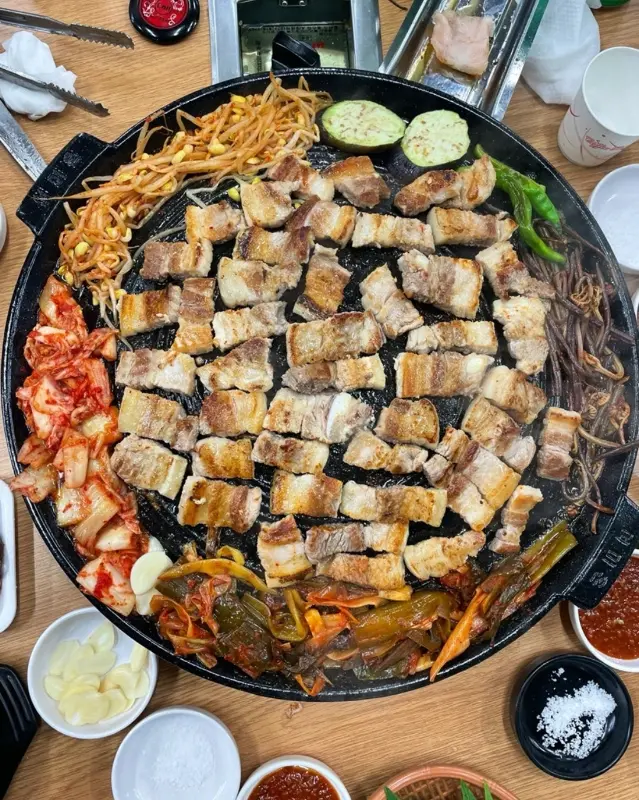 다채로운 구성의 솥뚜껑 삼겹살