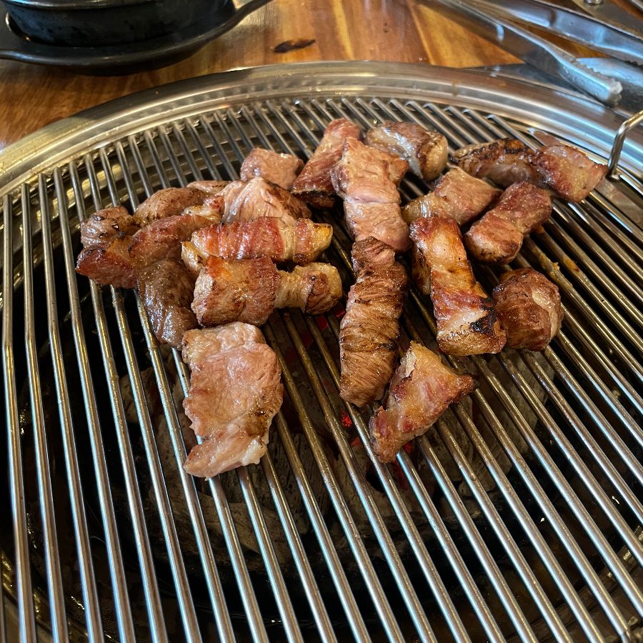 숯불 위에서 맛있게 구워진 흑돼지