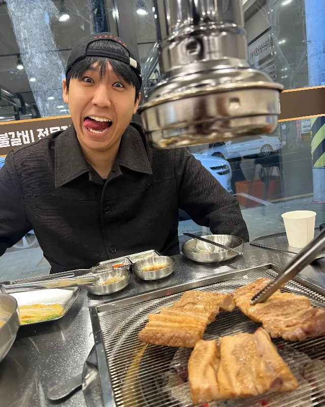 환풍기 아래에서 돼지갈비를 즐기는 손님