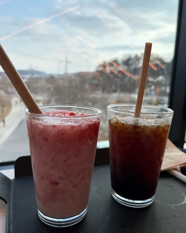 딸기라떼와 아이스 아메리카노