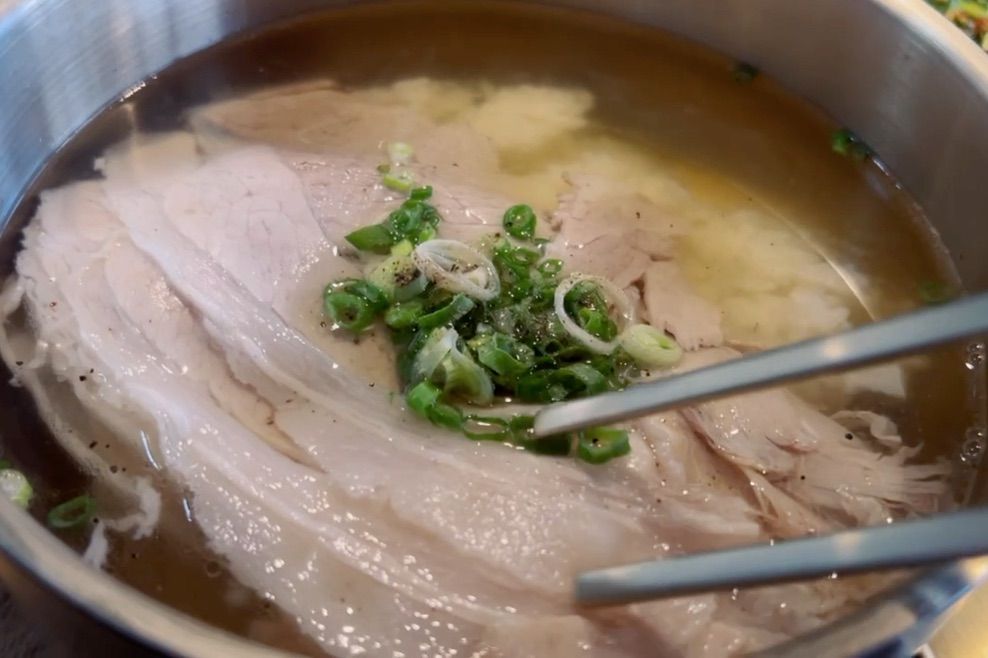 푸짐한 흑돼지 곰탕