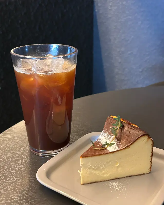 아이스 아메리카노와 티라미수