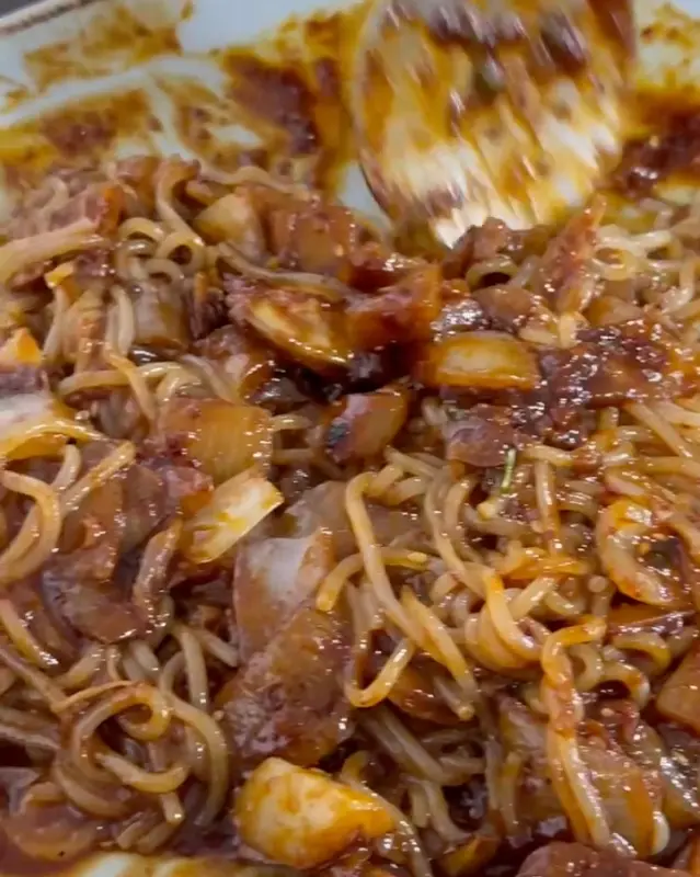 감자사리를 뽈찜 양념에 비빈 모습