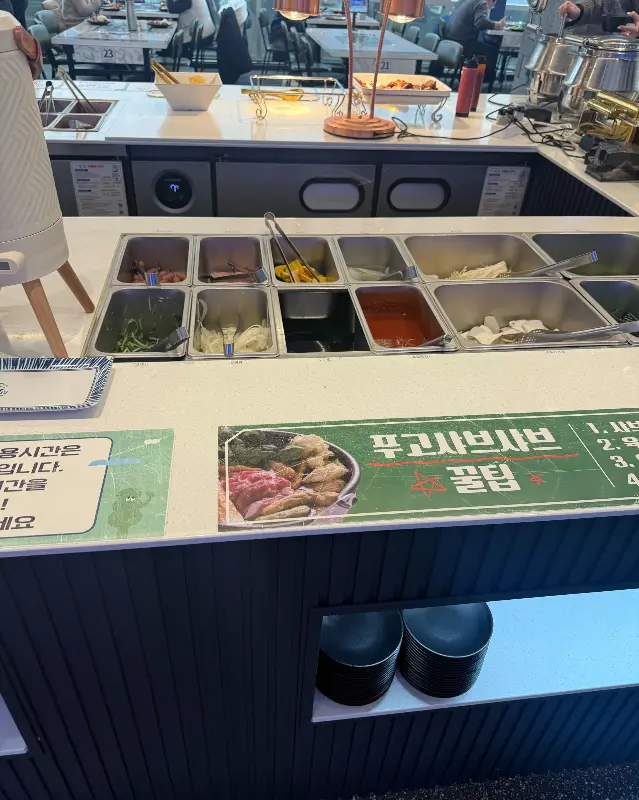 다양한 샐러드바 음식 코너