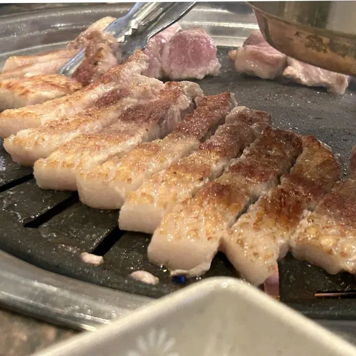 잘 구워진 삼겹살