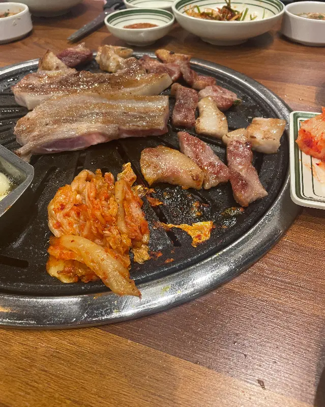 김치와 함께 구워진 삼겹살