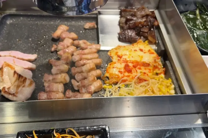 고기와 김치, 콩나물이 불판 위에서 맛있게 익어가는 모습