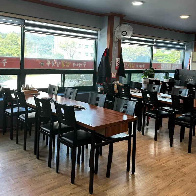 넓고 깨끗한 홀