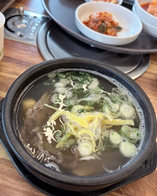 계란 지단이 올라간 곰탕