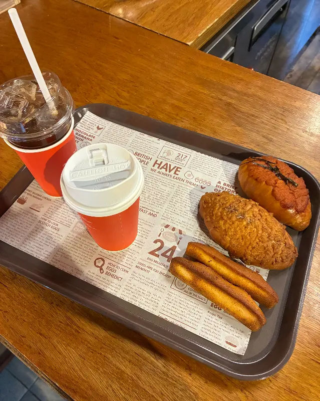 다양한 빵과 음료