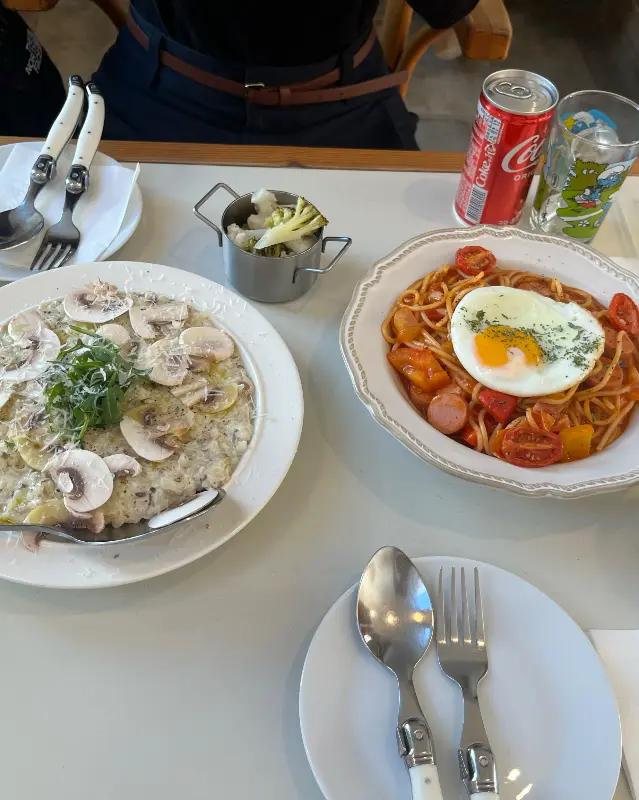 맛있는 음식과 함께 즐거운 시간을 보낼 수 있다.