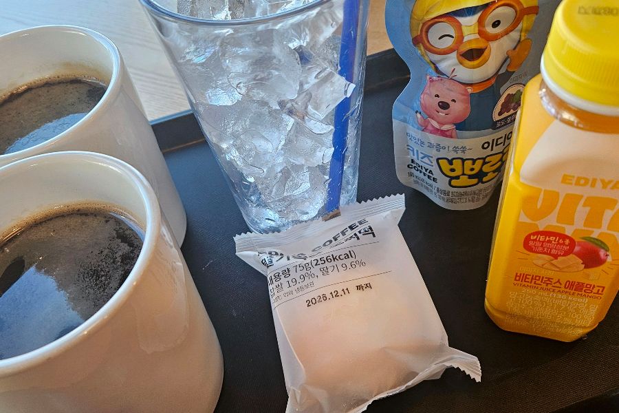 깔끔하게 준비된 커피와 어린이 음료