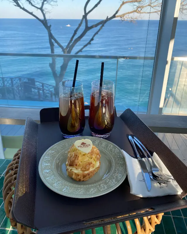 아이스 아메리카노와 스콘