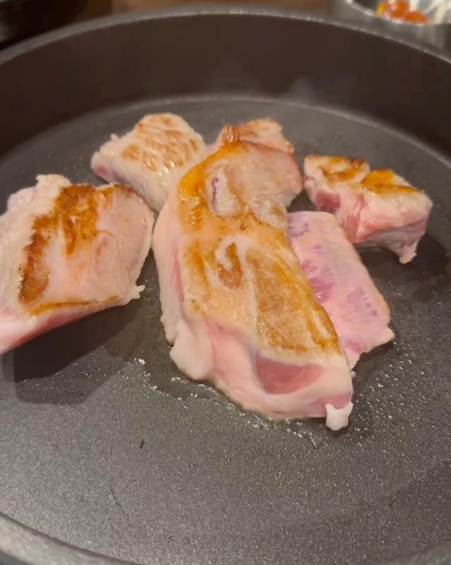 불판 위에서 노릇하게 익어가는 발효 가브리살