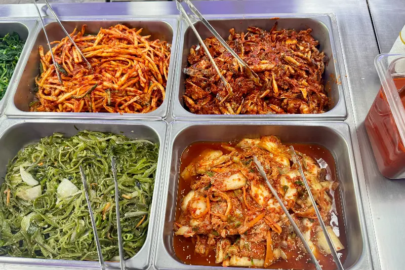 정갈하게 담긴 한식 반찬들