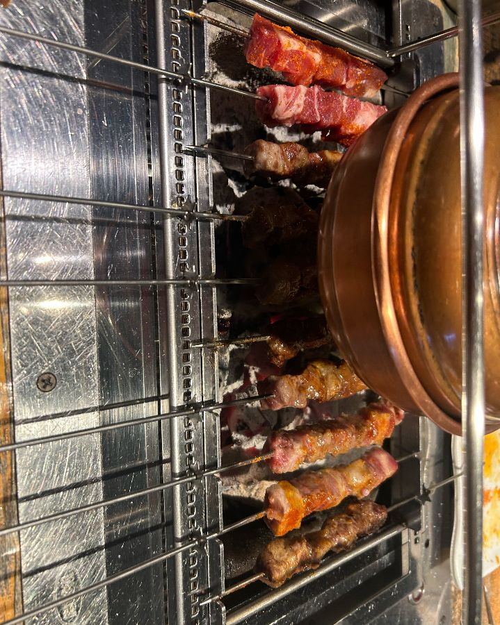 숯불 향을 머금은 채 익어가는 양꼬치