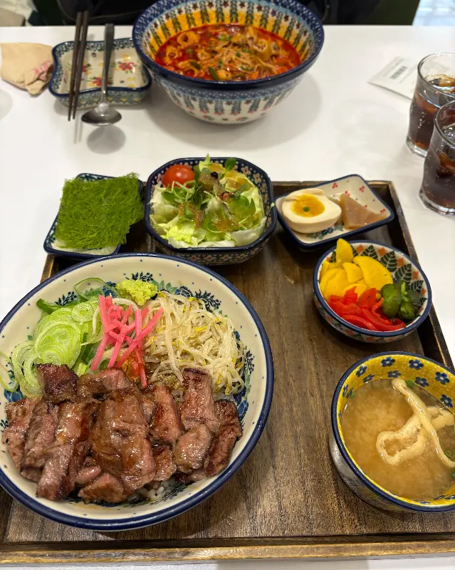 스테이크 덮밥 전체샷