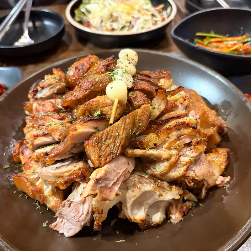 윤기가 흐르는 아씨네족발의 화덕족발