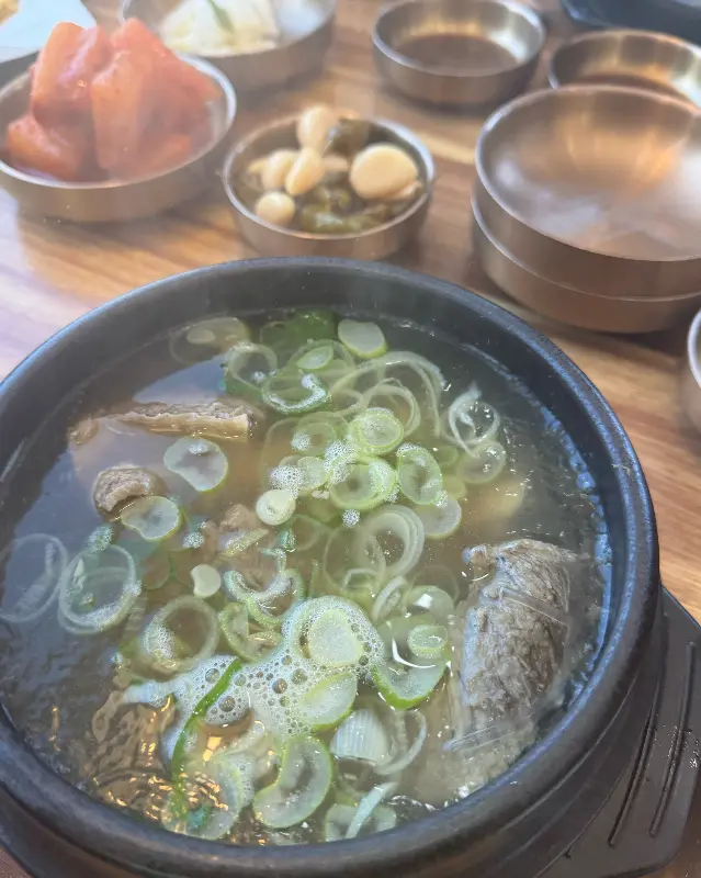 파가 듬뿍 올려진 맑고 깊은 갈비탕