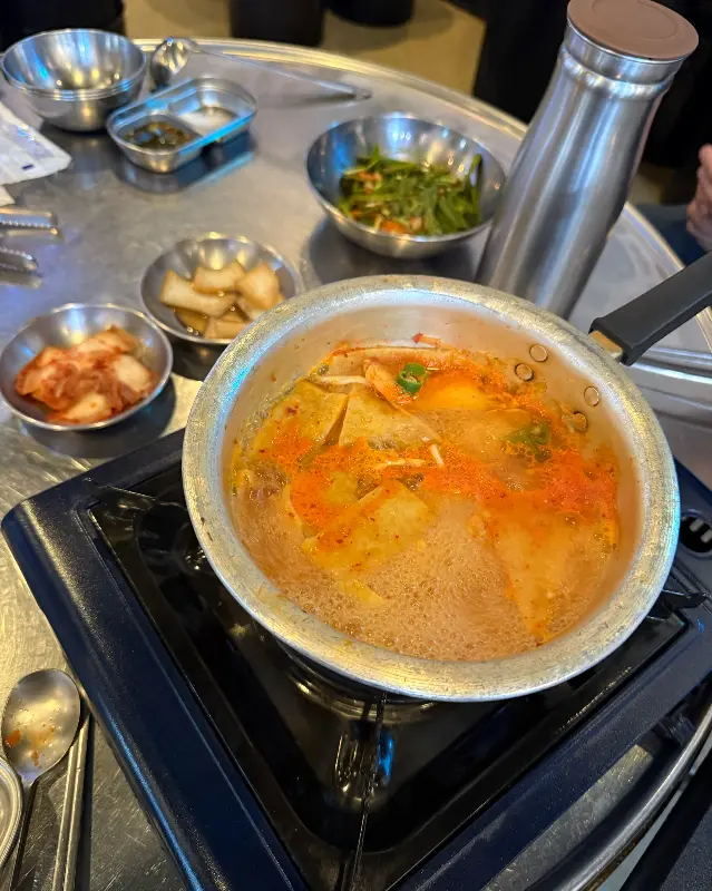 곱창과 함께 나오는 다양한 밑반찬들