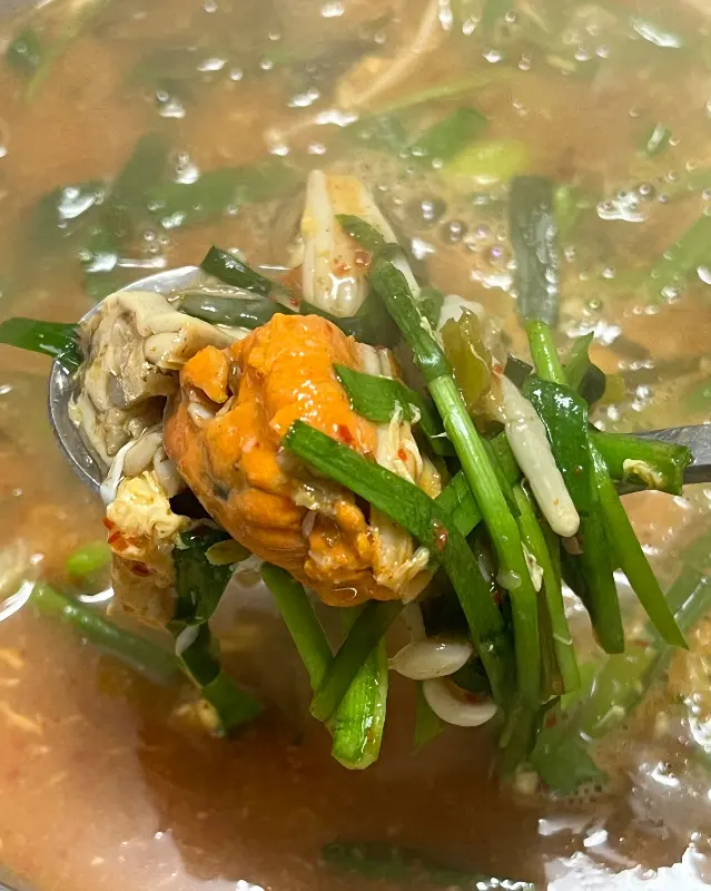 숟가락으로 섭을 크게 떠올린 모습. 쫄깃한 섭의 식감이 눈에 보인다.