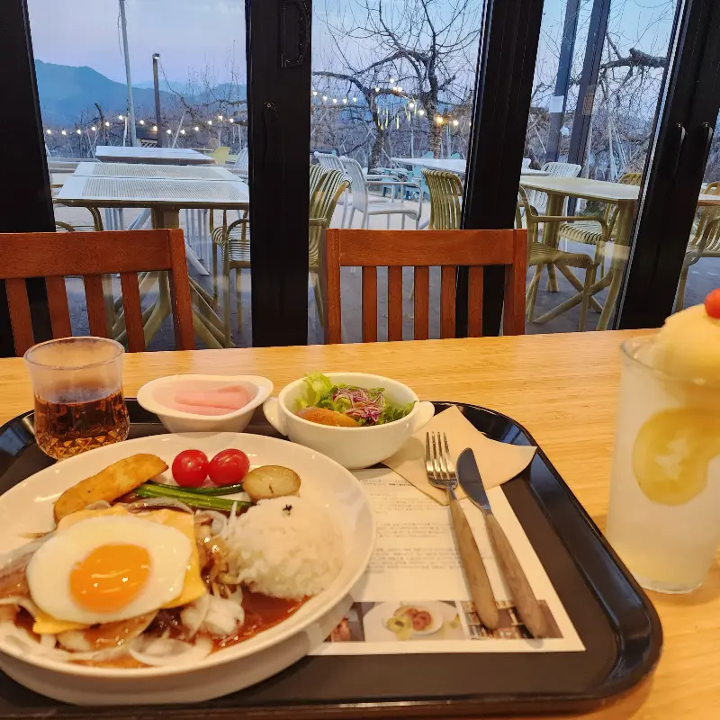 함박스테이크와 사과 요거트 스무디